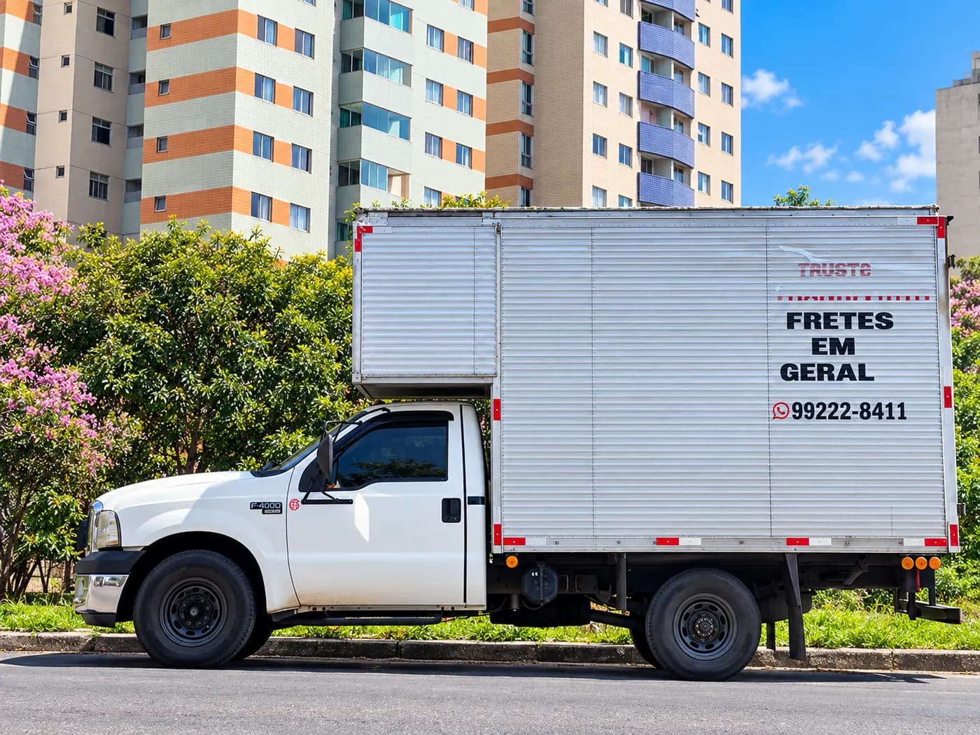 Caminhão baú da Fausto Transportes usado em carretos e fretes em Belo Horizonte